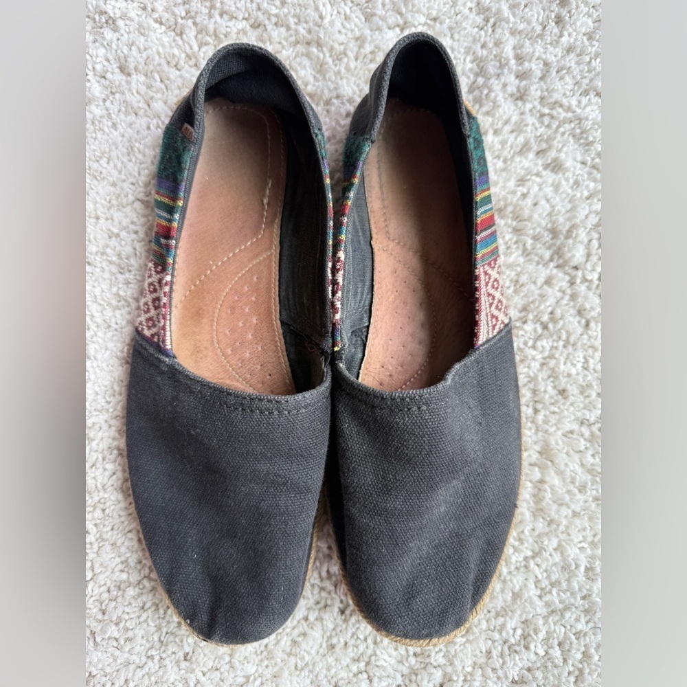Aldo Unisex Black Slip Ons With Baha Print On Sides and Knit Jute Sole Sz 40
